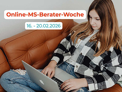 Online-MS-Berater-Woche Eine Frau mit Laptop auf der Couch.