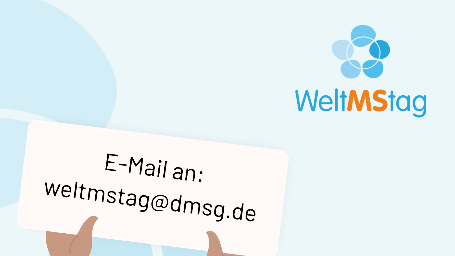 Hände halten ein Schild mit einer E-Mail-Adresse in die Höhe. Daneben die Überschrift: "Welt-MS-Tag: Dein Motto für 2027".